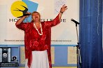 navzoče je prevzela s svojim glasom in njenim navušenjem, ki ga je izžarevela